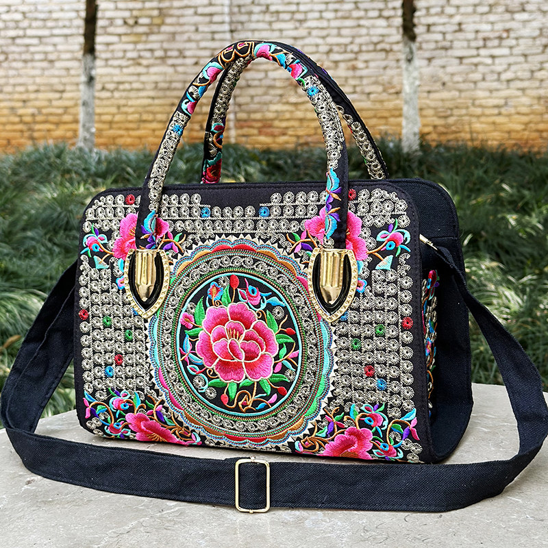 新款云南刺绣包斜挎包彝族绣花包民族风包包女新款手提包帆布布艺