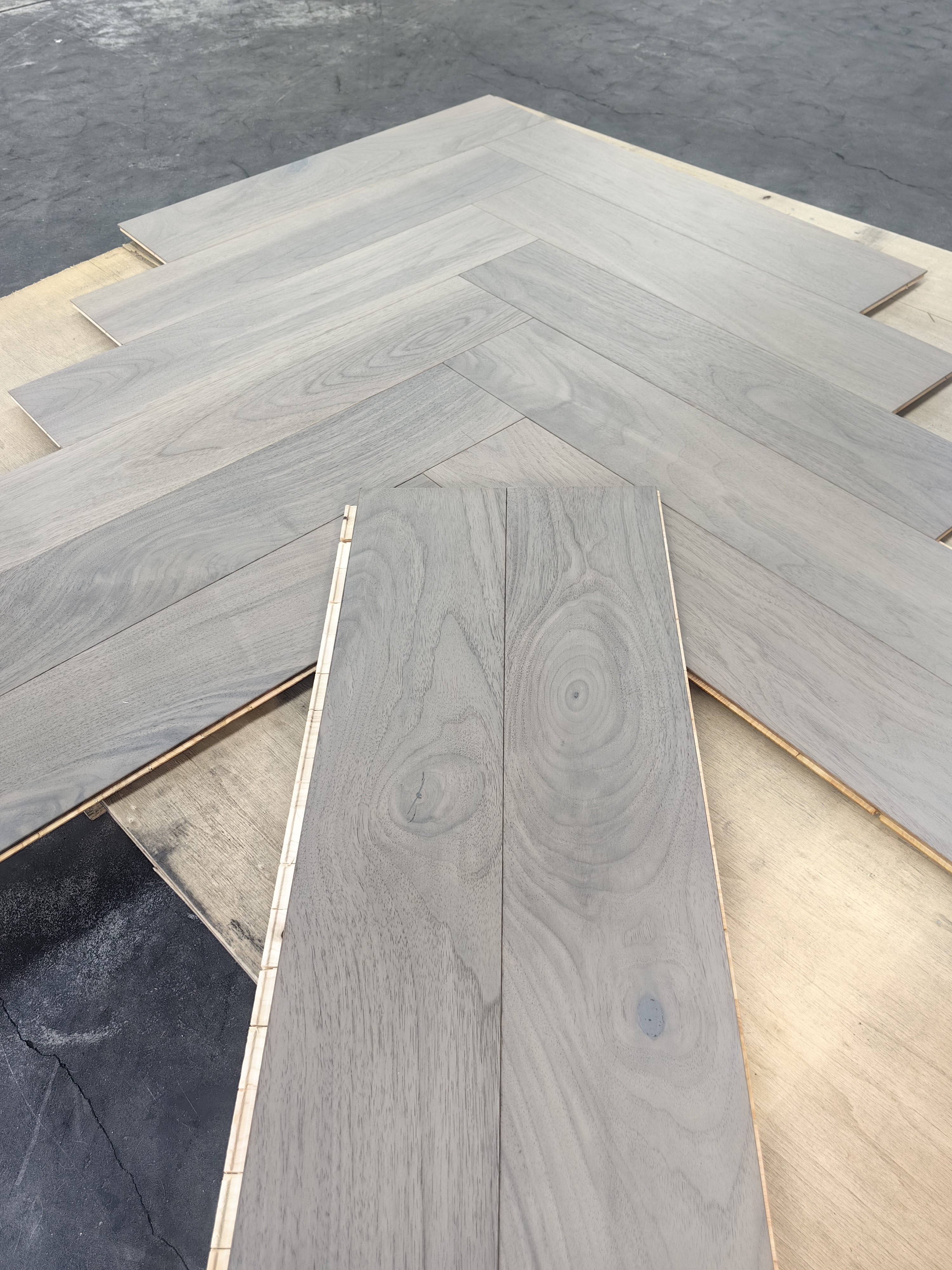 美国黑胡桃纯三层人字拼地板表皮四毫米黑胡桃环保等级enf