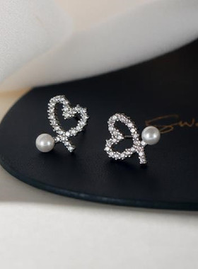 新品日韩风森系简约爱心珍珠耳钉女感新品法式精美耳饰送闺蜜耳钉