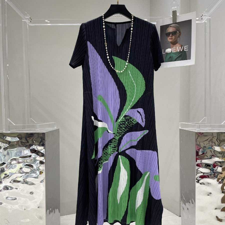 2026春夏褶皱V领印花显瘦遮肉超大弹力优雅气质女时尚褶皱连衣裙