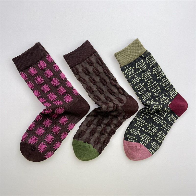 秋冬新款日系浮雕不规则几何花纹中筒袜文艺复古撞色麻花无骨棉袜