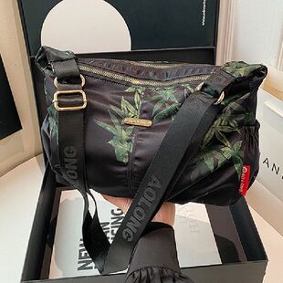 2025滑面布料绿竹小花图案双侧小袋二层拉链好看女单肩斜挎伞背包