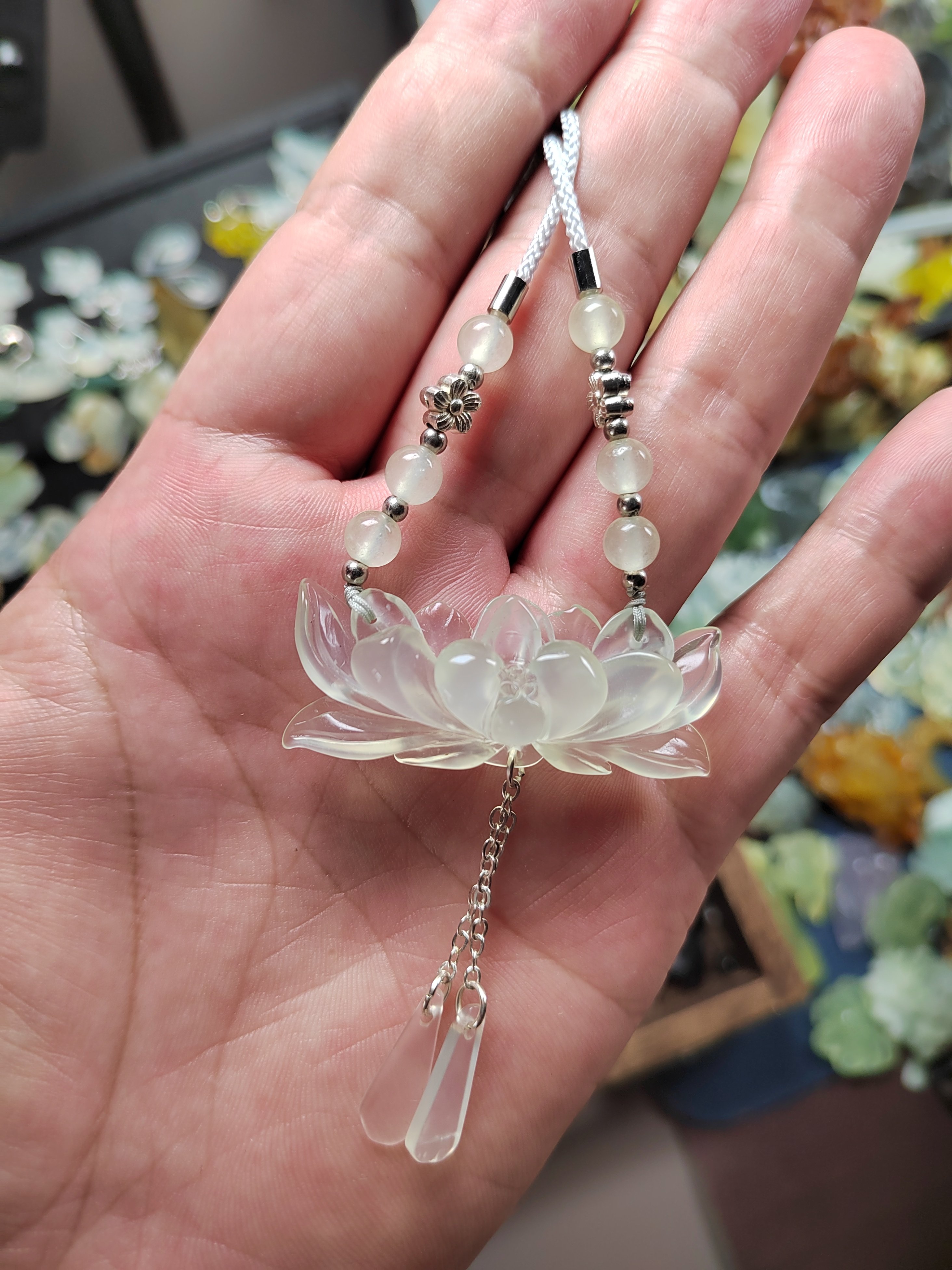 岫玉荷花，冰色料子的，自己做的款，非常漂亮的荷花，戴上好看