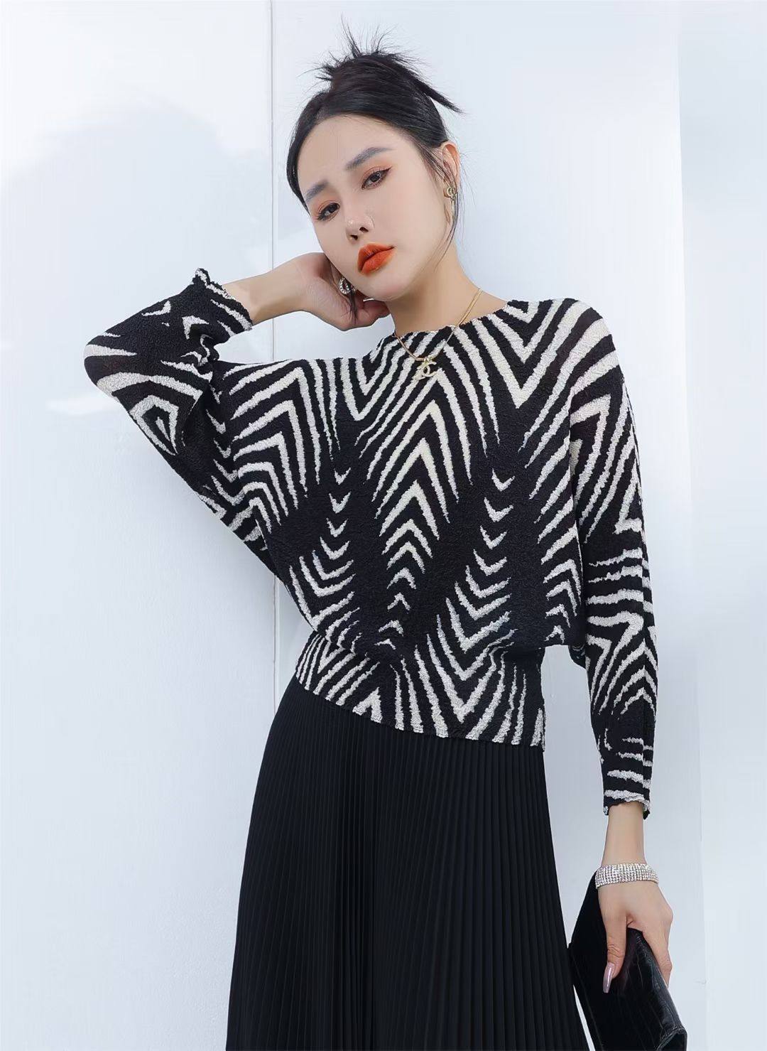 2025新款三宅风褶皱上衣女设计感条纹蝙蝠袖气质通勤百搭大码t恤