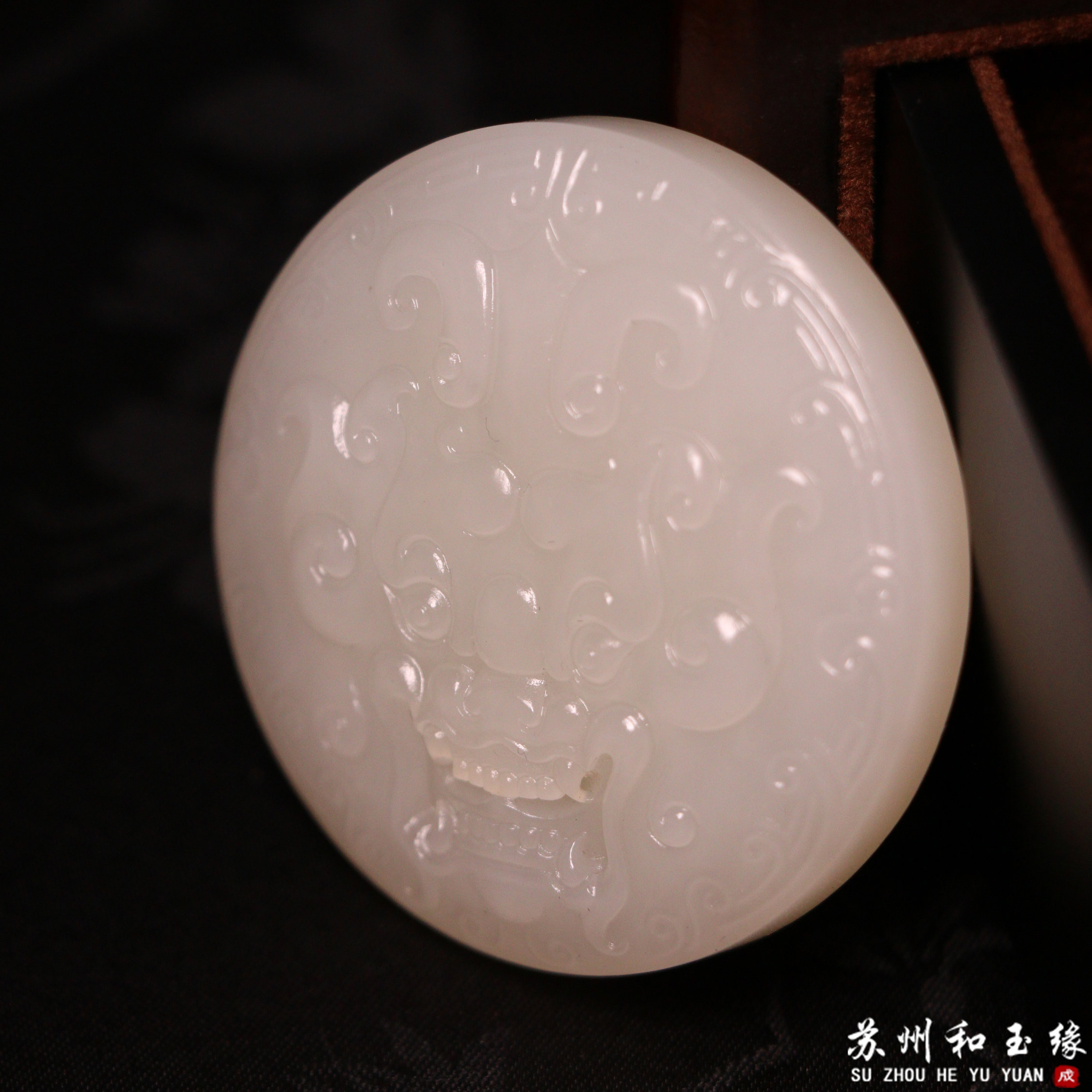 苏州和玉缘58克新疆和田玉且末金山白玉兽面守护圆牌吊坠苏工工艺