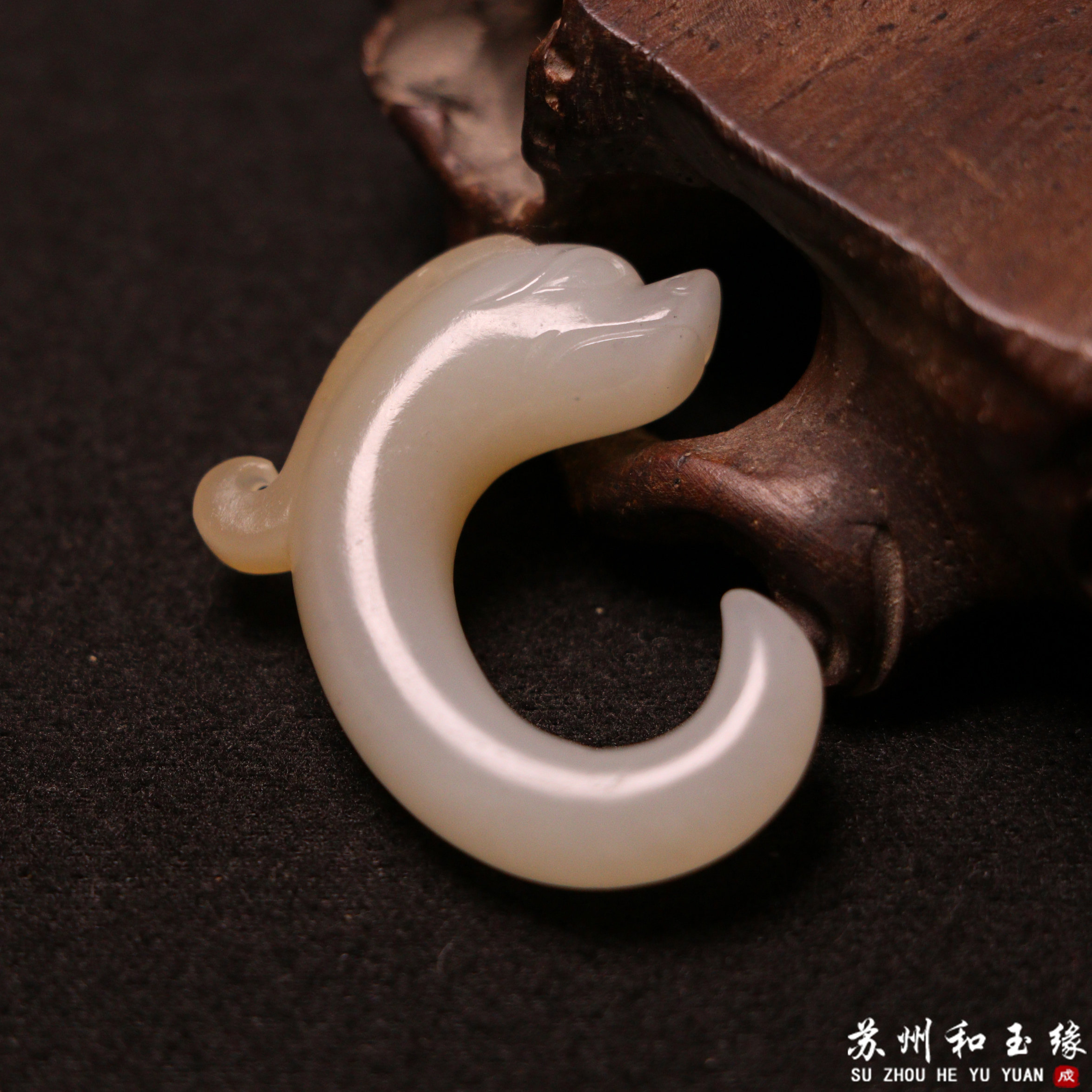 苏州和玉缘7.6克新疆和田玉且末金山糖白玉猪龙玉石挂件苏工工艺