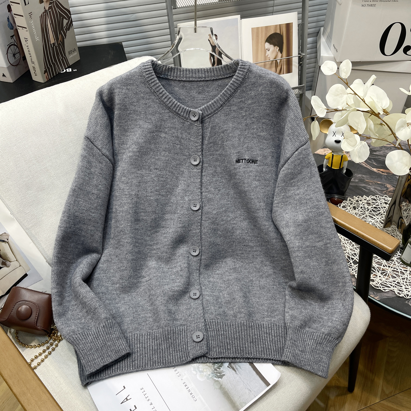 大码女装慵懒高级感灰色圆领毛衣