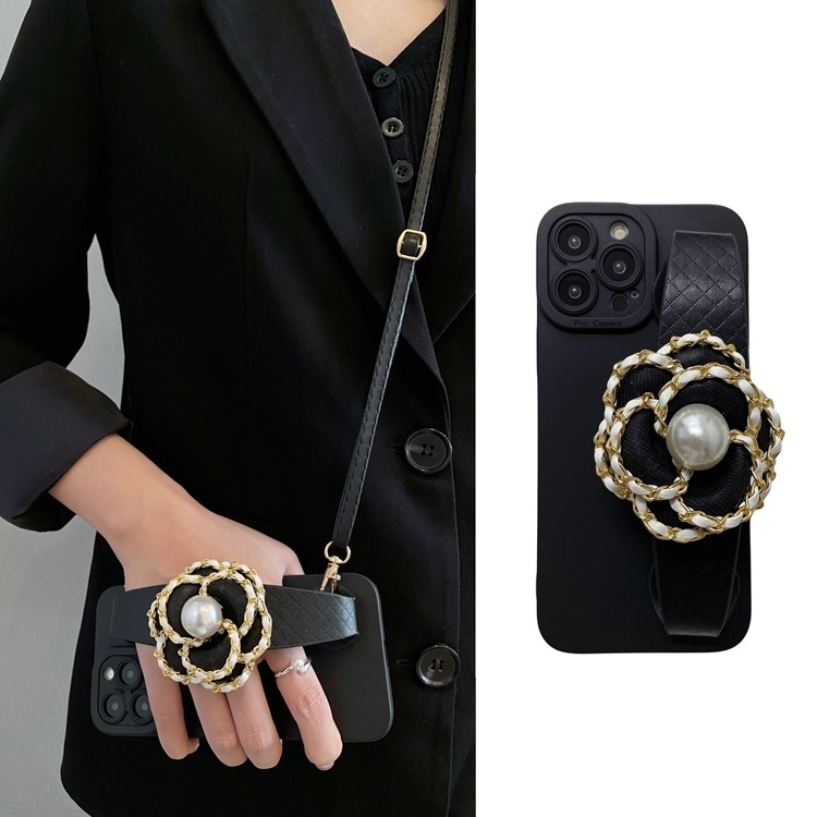 小香风黑色山茶花手腕带适用iPhone14promax手机壳苹果15可背带13斜挎12挂绳11高级xsmax小众xr秋冬7p软8plus