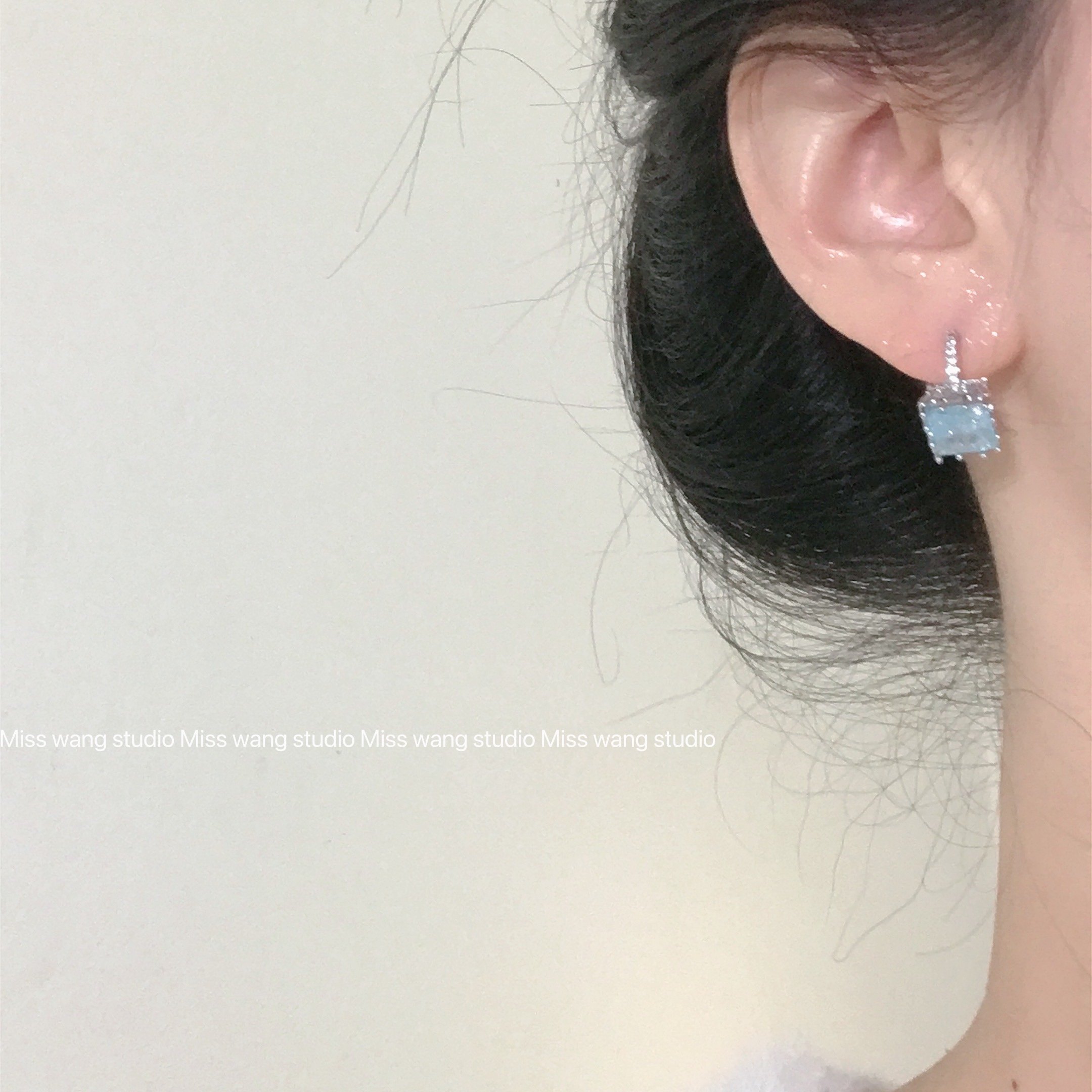 miss wang 水汪汪很好看的蓝色水钻小耳扣甜美精致百搭日常耳饰