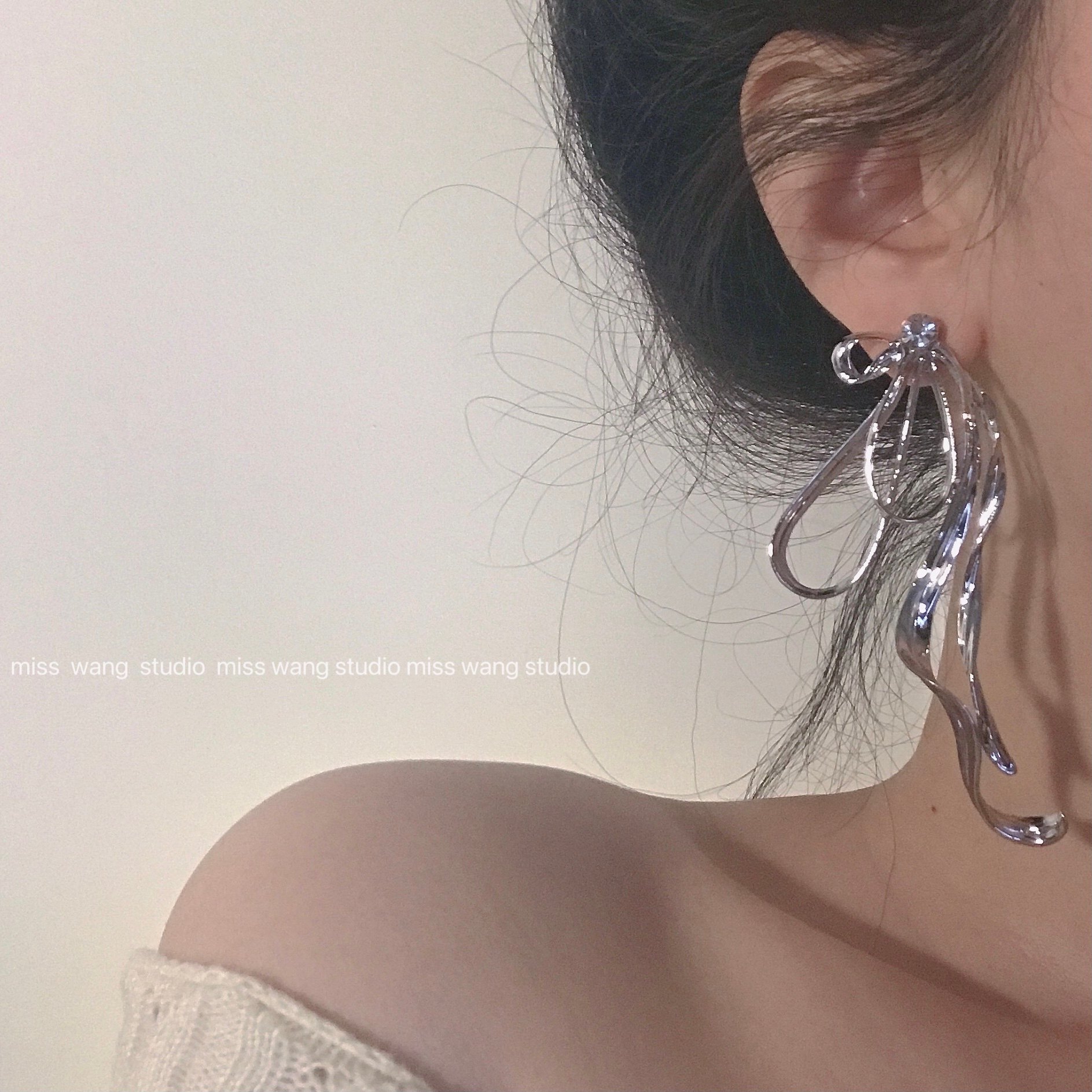 miss wang 丝带般顺滑蝴蝶结耳环耳钉法式浪漫冷淡风设计感耳坠女