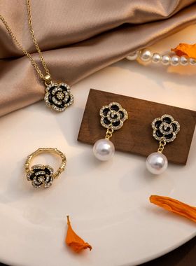 法式复古精致山茶花项链戒指套装 轻奢金属设计感珍珠耳环套装女