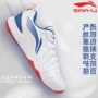 Giày cầu lông Li Ning giày thể thao thoáng khí Giày thể thao nam chống trượt AYTP011 Giày thể thao chống trượt màu trắng 2019 mới - Giày cầu lông giày tập gym nam