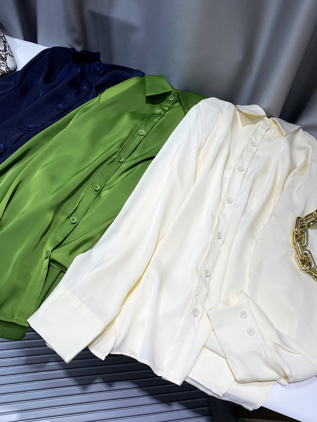 简约缎面质感长袖单排扣衬衫