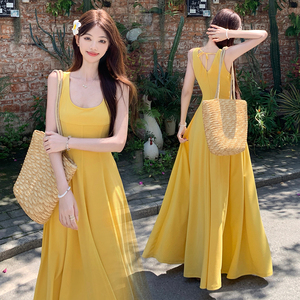 2026夏季茶歇U领吊带连衣裙背心裙收腰大码黄色长裙海边度假风