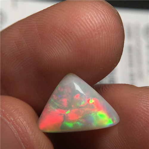 高拱弧/靓彩澳洲水晶欧泊宝石三角形/14*9.8*4MM 2.575克拉