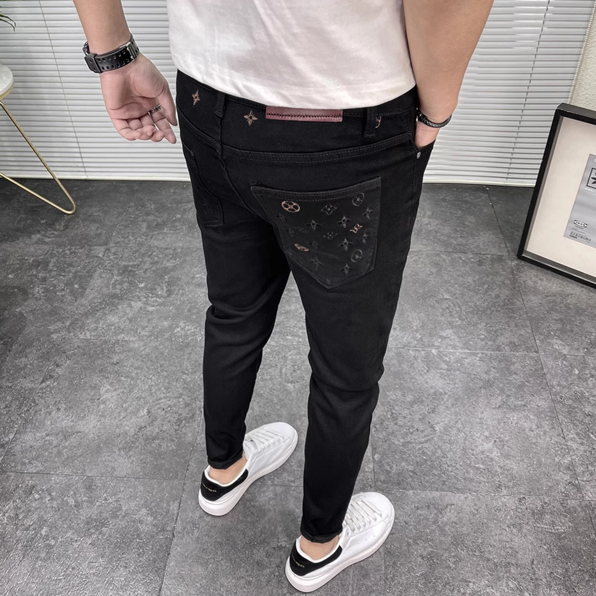 潮男个性牛仔裤男潮流口袋刺绣黑色裤子男修身小脚裤韩版弹力长裤