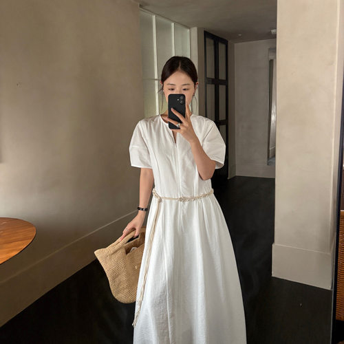 结构美感隐形拉链v领开口微廓收腰a字伞裙泡泡袖连衣裙(只卖裙子)