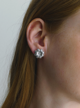 CINNLER“梦境浮菊”小众拉丝工艺气质耳钉高级感简约静奢耳饰