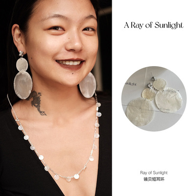 ARayofSunlight镜贝短耳环女
