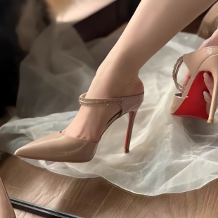 裸色性感风漆皮尖头细跟床上红底高跟鞋女水钻一字带浅口包头凉鞋