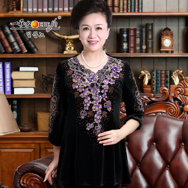 春秋高贵金丝绒紫绣花T恤中老年女装宽松洋气大码中长款胖妈妈装