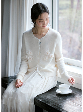 BLUEerror 钩针花边立体花朵短款针织开衫女慵懒白色软糯毛衣冬季