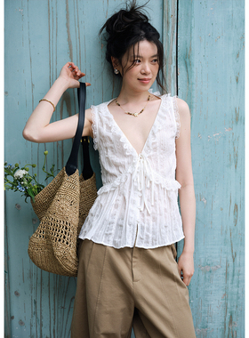 BLUEerror 肌理感花瓣白色蕾丝v领背心女夏外穿法式无袖吊带上衣