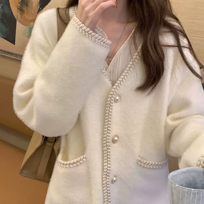 福利！爆款洋气时尚小香风白色毛衣女秋冬开衫针织外套女_女士内衣_男士内衣_家居服 第1张
