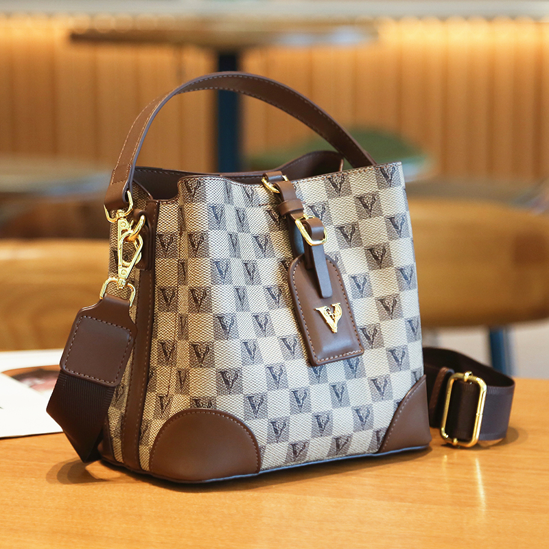 老花质感女包2025新款真皮水桶包