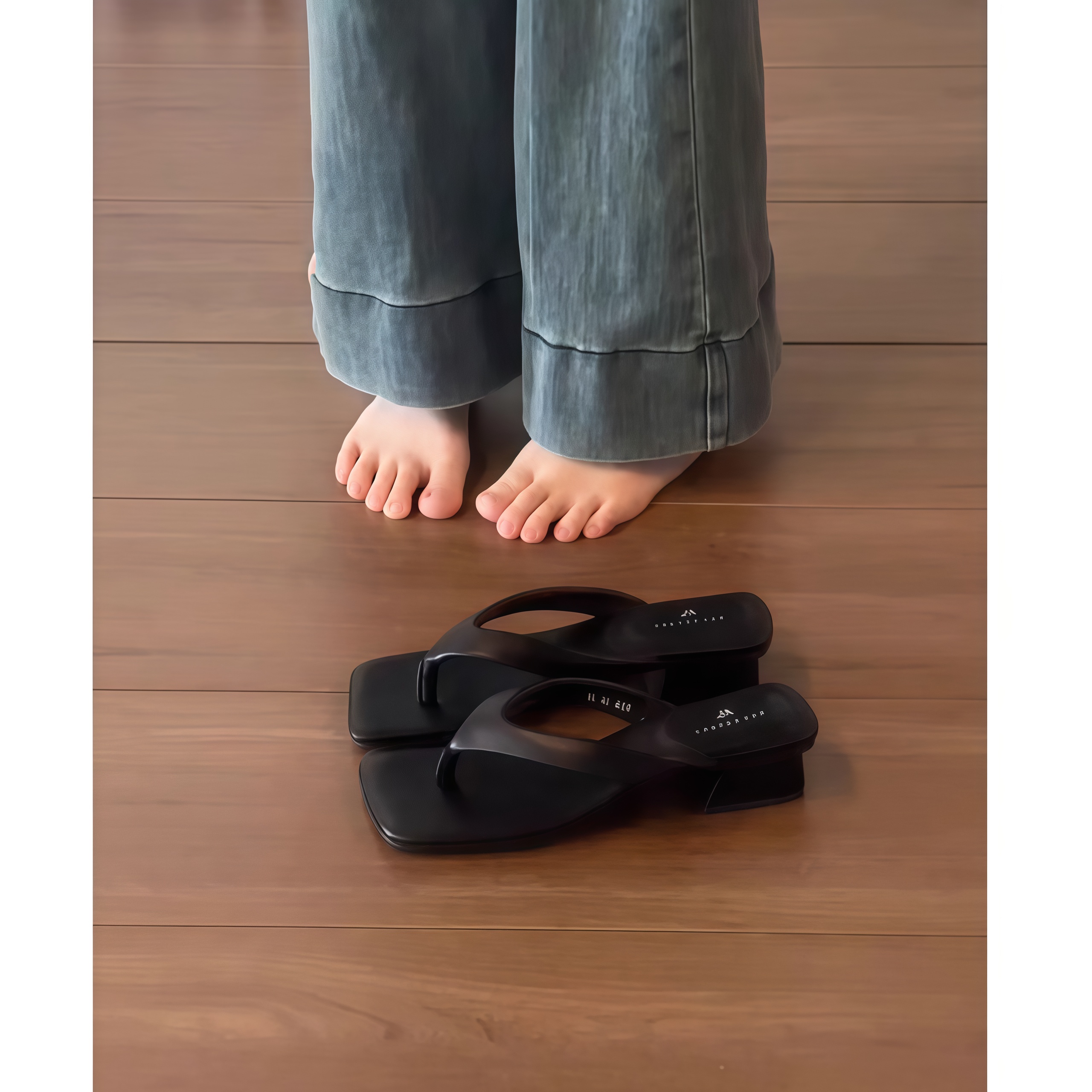 黑色复古人字拖鞋女春夏新款方头粗跟银色凉拖鞋外穿海边夹脚凉鞋