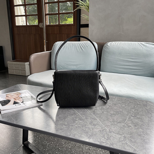高级感时尚小众设计头层牛皮褶皱包女式气质百搭真皮单肩手提包