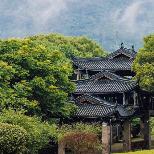【只此青绿】武夷山风景区，有着&ldquo;碧水丹山&rdquo;&ldquo;奇秀甲东南&rdquo;之美誉 【五大生态】花园、果园、菜园、茶园、动物园五大生态，玩遍人间野趣 【套餐可享】客房2-3晚连住+店内活动体验+小圃采摘/萌宠喂养+宋雅茶宴 【百亩山庄】武夷山茶驰名内外，漫步武夷山，品武夷茶，领悟茶禅宗意