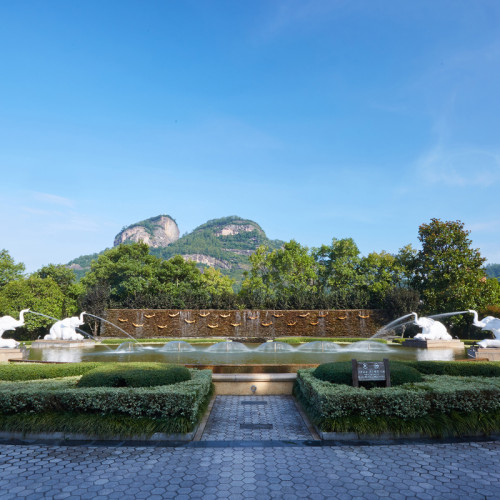 【住景区里】武夷山标志性度假酒店，位于武夷山国家旅游区核心位置 【美味餐饮】尽享武夷山当地特色美食，舌尖味道，&ldquo;烹&rdquo;然心动 【套餐可享】天丰楼客房2晚连住+自助早餐＋欢迎水果 【官方保障】有效期至2026年12月底。花呗囤货。不约可退