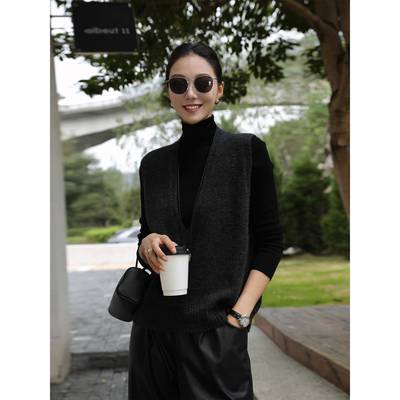 周粥洋气灰色羊毛内搭叠穿马甲2025年秋冬新款时尚V领针织背心女