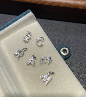 S925银镀白金香港展会字母吊坠手链个性百搭项链叠戴锁骨链