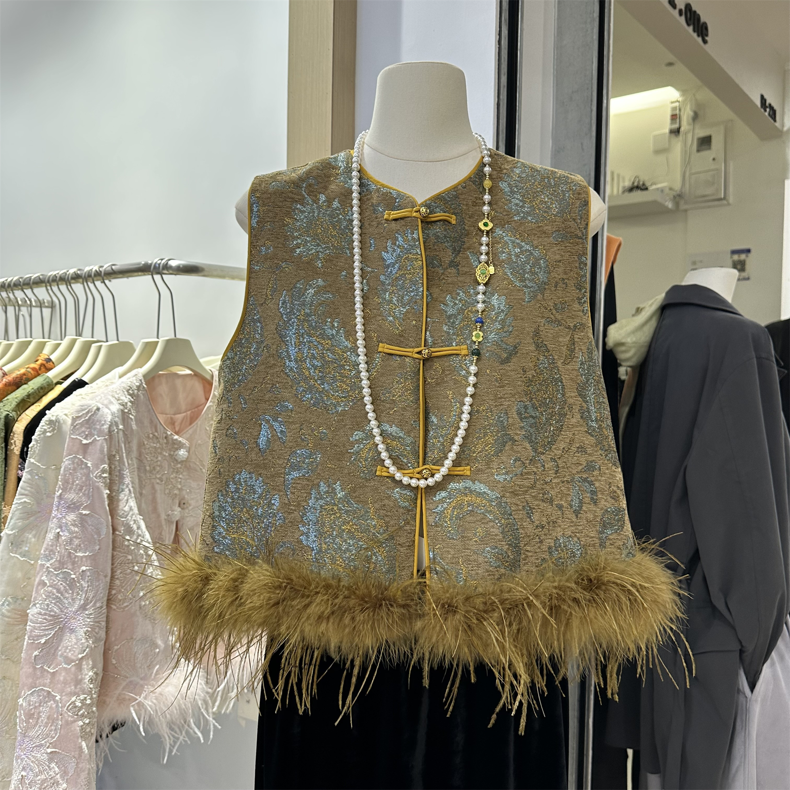 新中式国风盘扣鸵鸟毛马甲女2025秋冬新款马夹潮复古提花坎肩背心