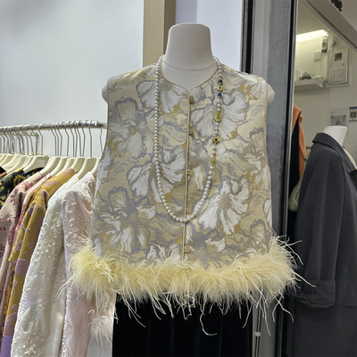 新中式国风马甲秋冬盘扣提花马夹女款夹棉无袖外搭鸵鸟毛坎肩背心