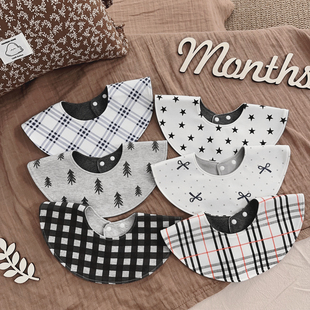 港风男宝格子围嘴婴儿纯棉圆形旋转双面围兜装饰吸水新生儿口水巾