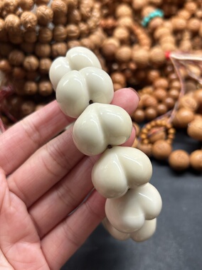 13颗原色25左右大屁桃天然象牙果原核雕刻可变色自带牙眼