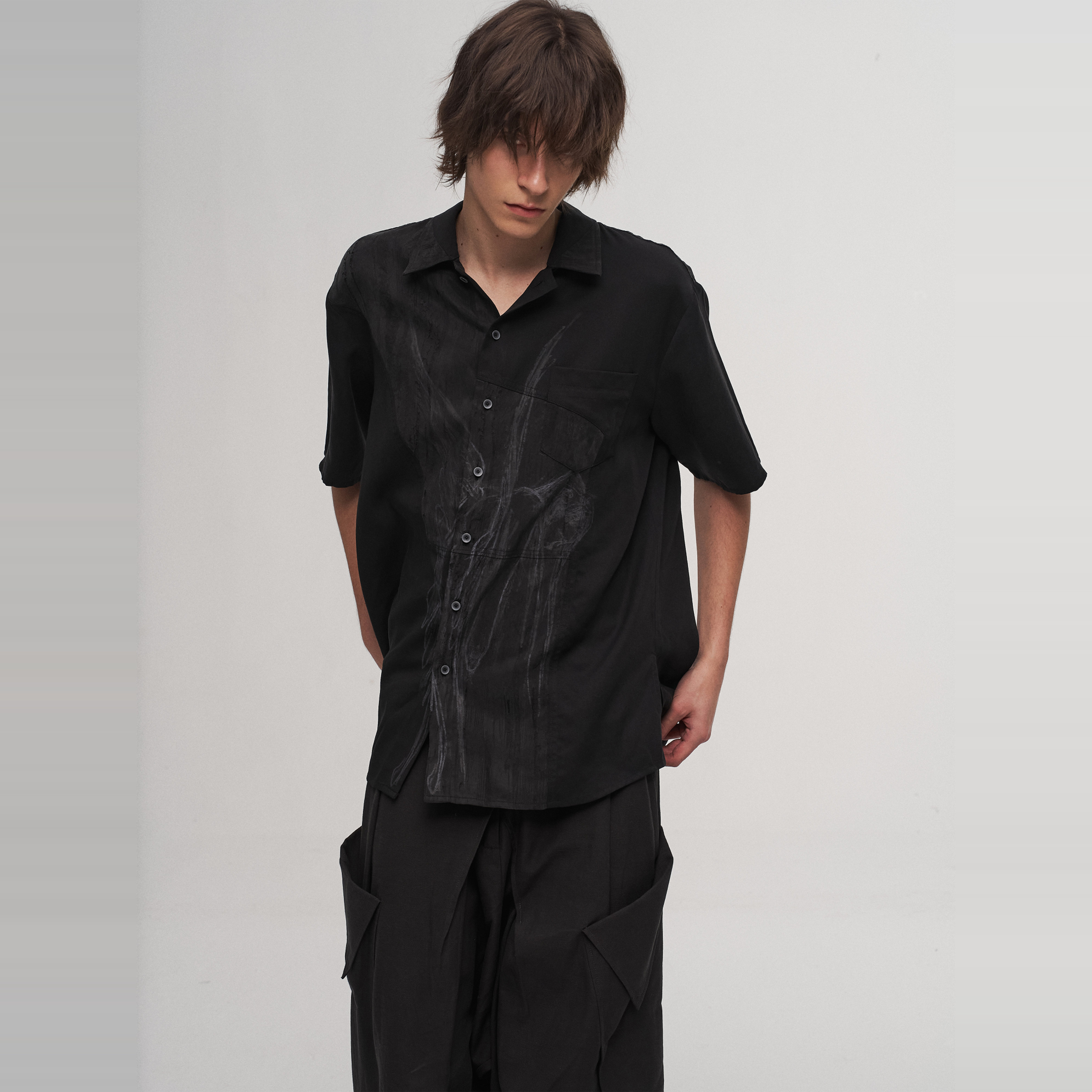 「 凌鸦ILNya 」差池_暗天使印花衬衫 铜氨拼料西服领短袖衬衫