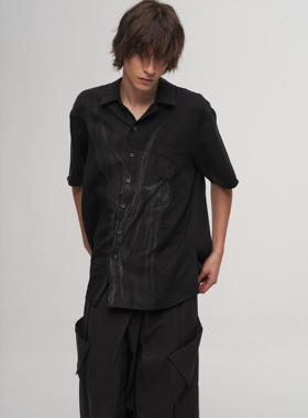 「 凌鸦ILNya 」差池_黑 暗天使印花衬衫 铜氨拼料西服领短袖衬衫