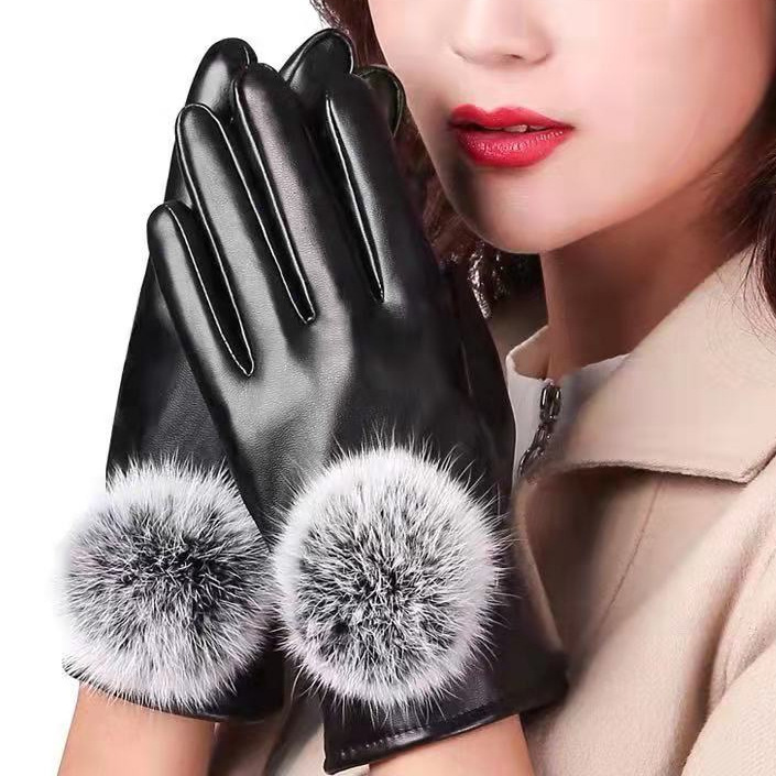 冬季女士兔毛球手套保暖黑色加绒女式PU皮手套触屏毛球手套