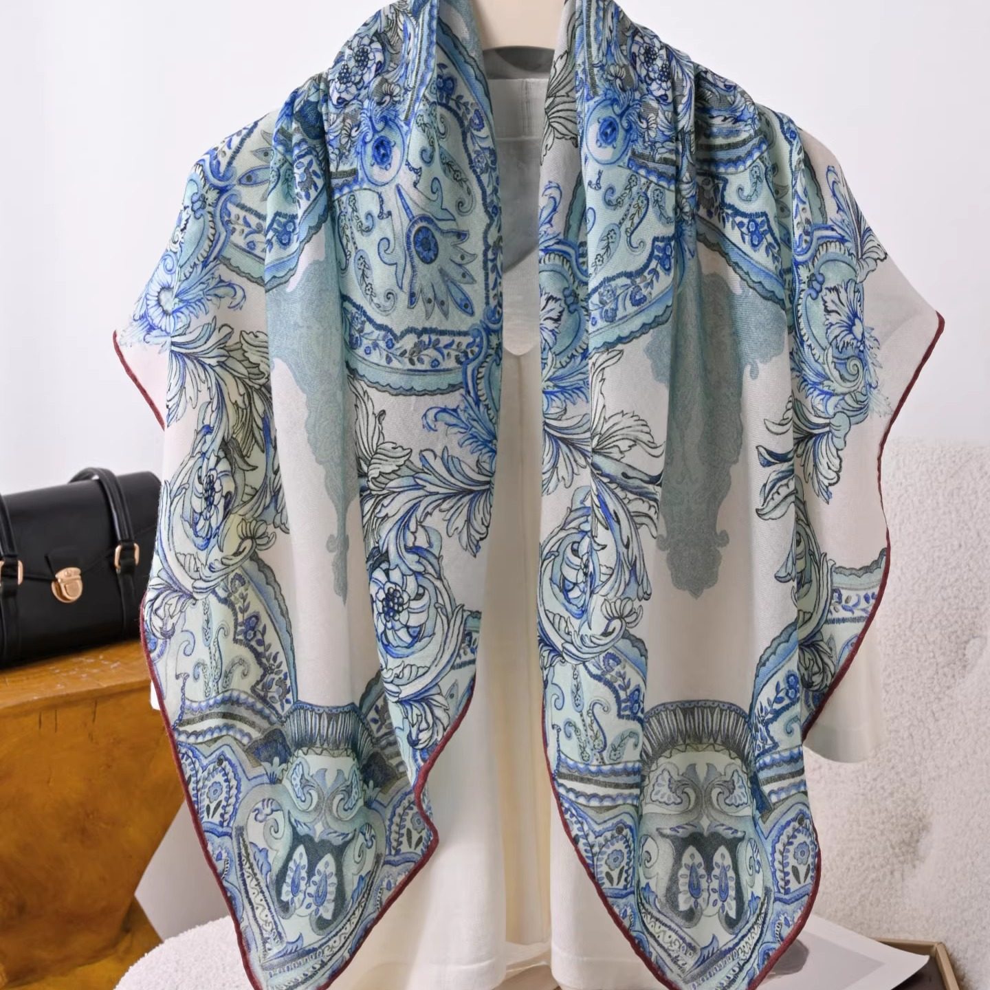 青花图腾 100%水溶羊毛围巾复古蓝色大方巾春季薄款披肩两用1米