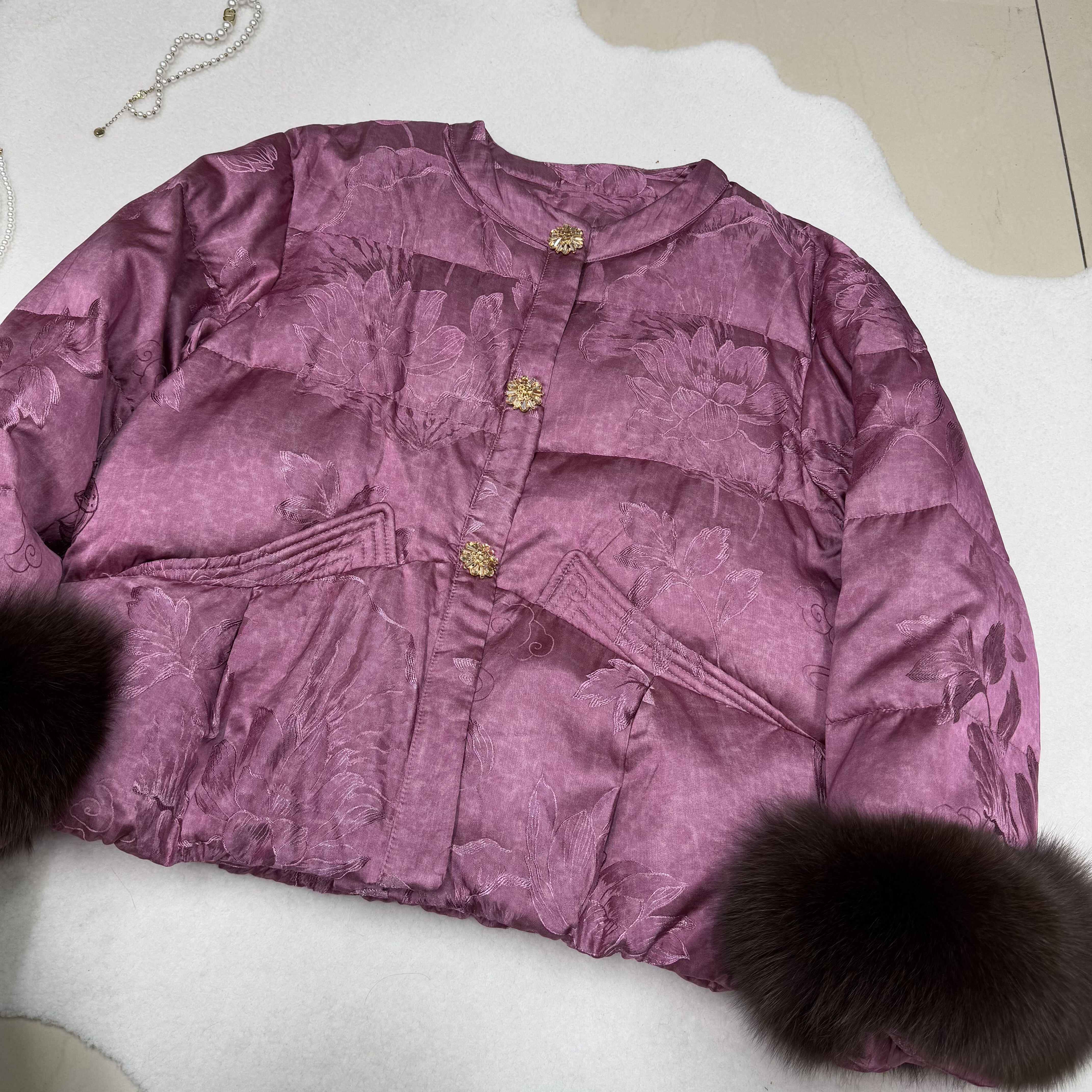 小玲2025冬新新中式国风重工扣大狐狸毛袖外套女短款保暖羽绒服,女装/女士精品,羽绒服,淘宝优惠券,粉丝福利购,淘宝优惠卷