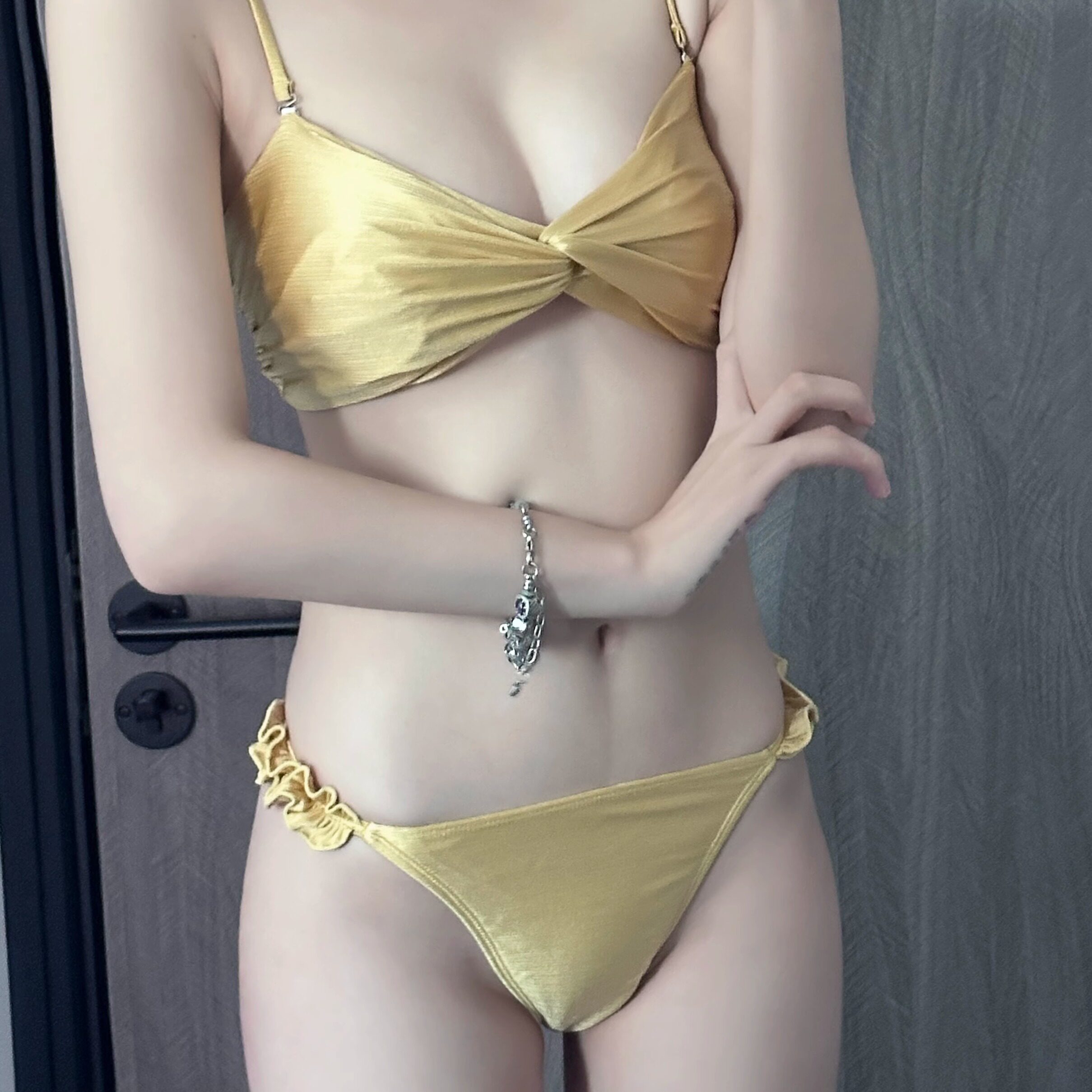 泳衣女爆款网红金色缎面抹胸三点