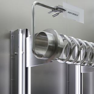 服装店展示架不锈钢上墙壁挂式女装店铺装修设计效果买手店陈列架