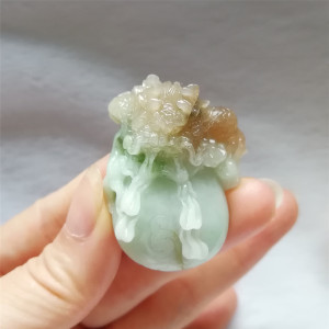 独山玉生肖龙吊坠俏色巧雕孤品