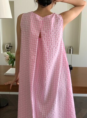 MICOCO！小众设计款褶皱格纹镂空背心连衣裙女