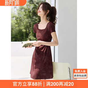 沫晗依美U领掐腰巨好看裙子2026夏季新款休闲炒色褶皱T恤式连衣裙