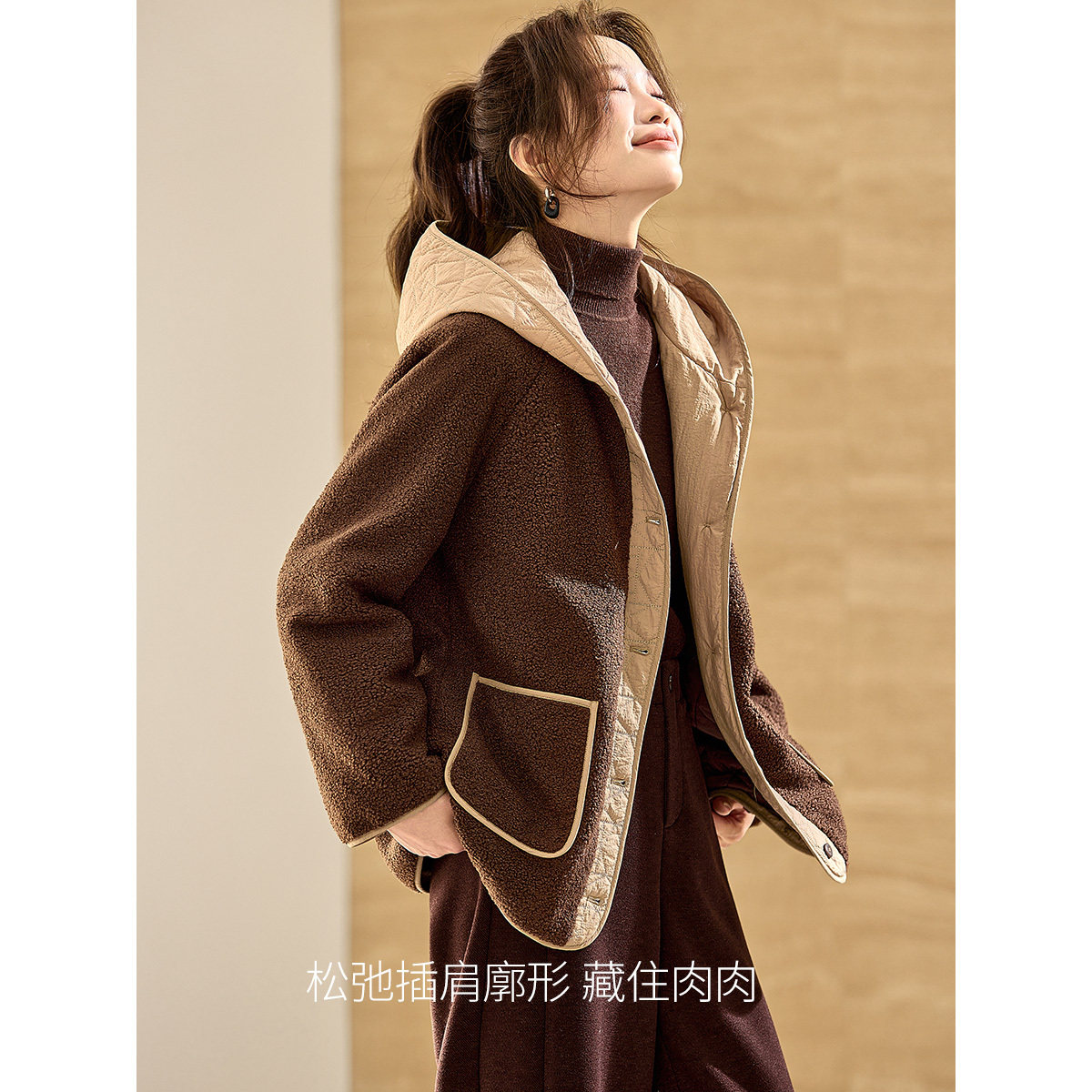 沫晗依美仿羊羔毛撞色短款外套2025冬季新款连帽漂亮独特棉衣女款